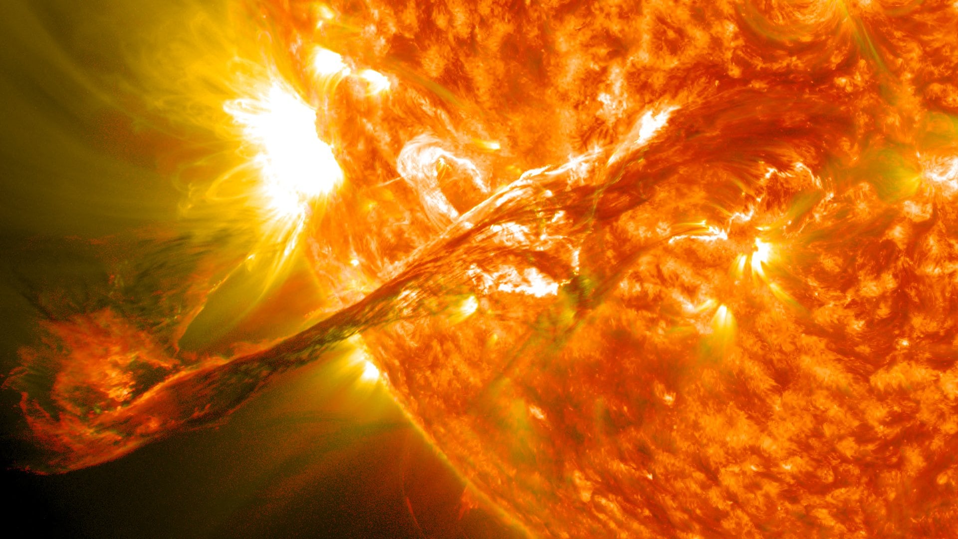Fuerte llamarada solar de categoría X pone en alerta a especialistas