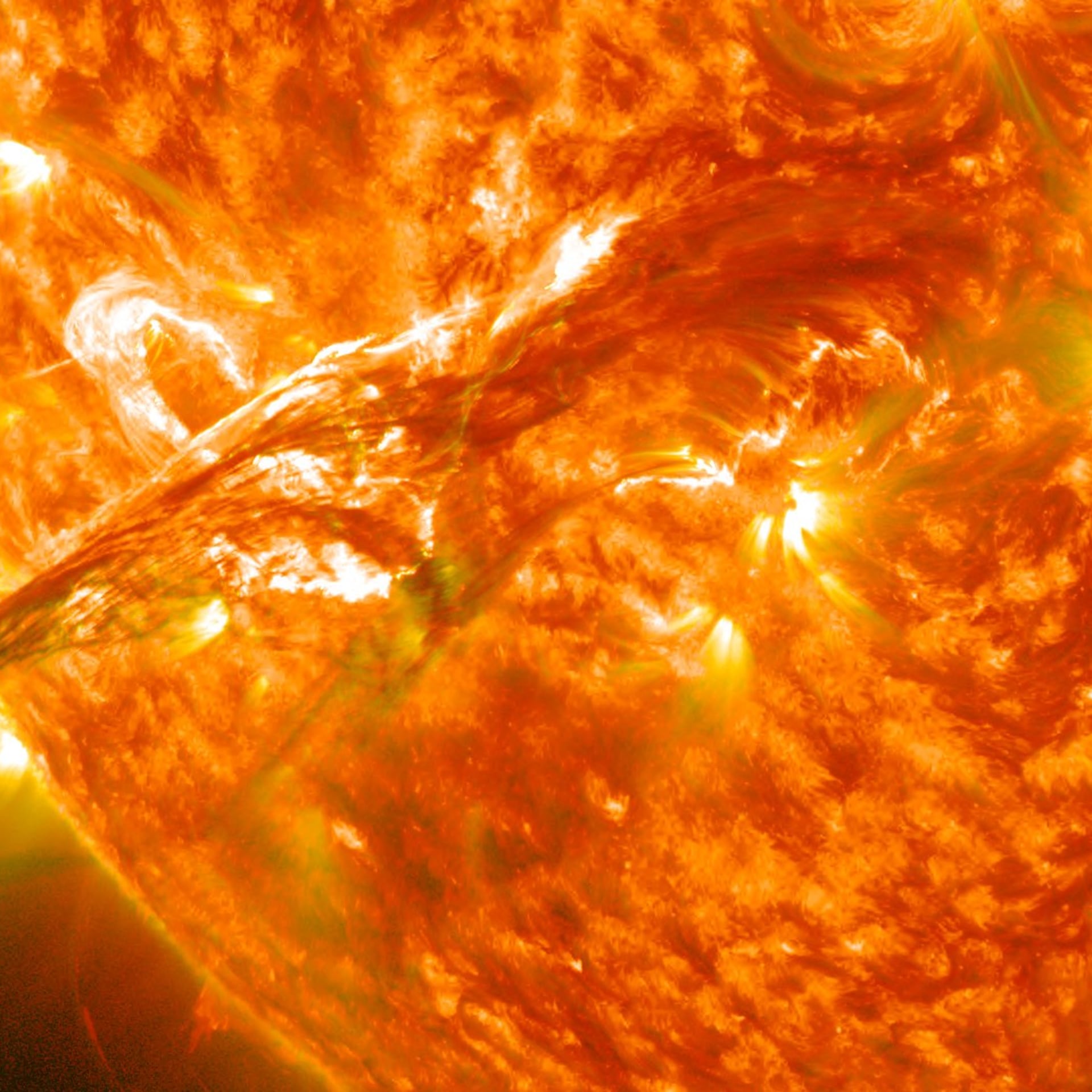 Fuerte llamarada solar de categoría X pone en alerta a especialistas