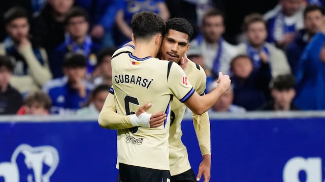 Ronald Araujo celebra su gol con el FC Barcelona contra el Real Oviedo.