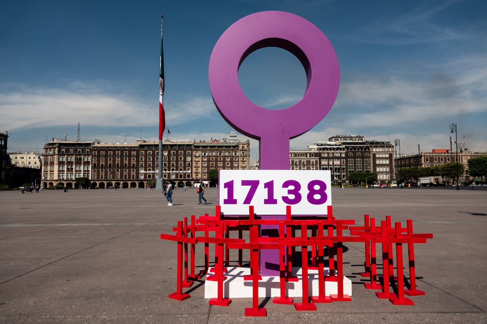 Contador con los nombres de mujeres víctimas de feminicidio en la plancha del Zócalo a un día de las manifestaciones por el 8M
