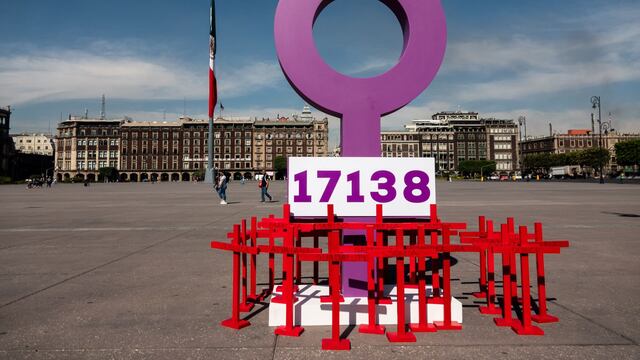Contador con los nombres de mujeres víctimas de feminicidio en la plancha del Zócalo a un día de las manifestaciones por el 8M