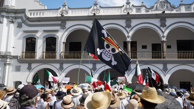 Cientos de ciudadanos veracruzanos marcharon desde la Macroplaza del malecón hasta el zócalo de la ciudad con motivo de la marcha nacional en contra del MORENA