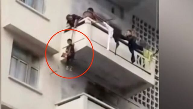 Para rescatar al gato, colgaron a un niño de 7 años del balcón.