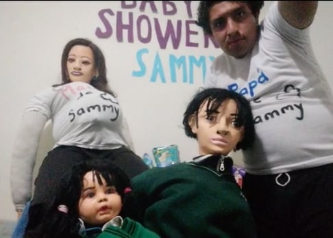 Hombre casado con una muñeca de trapo le da la bienvenida a su tercer hijo