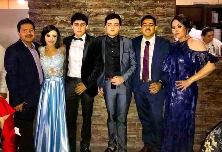 Markitos Toys y sus hermanos al centro de la foto