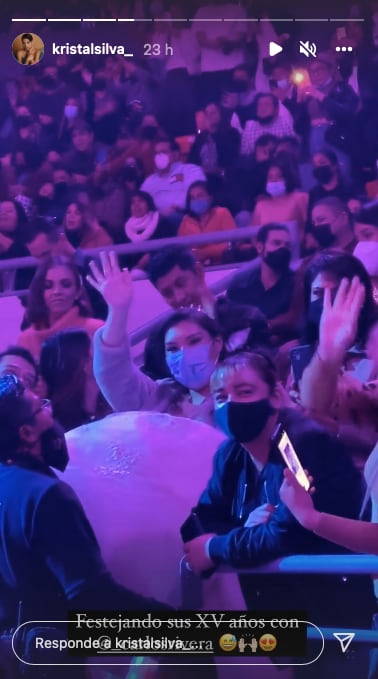 Carlos Rivera le da regalo a quinceañera que festejaba en su concierto