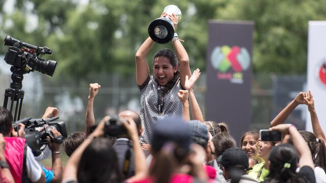 Eva Espejo es alzada en hombros