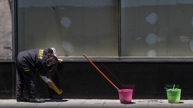 Una trabajadora de limpieza trabaja en las inmediaciones de avenida Juárez. El gobierno federal a llamado a las empresas a eliminar la figura del outsourcing