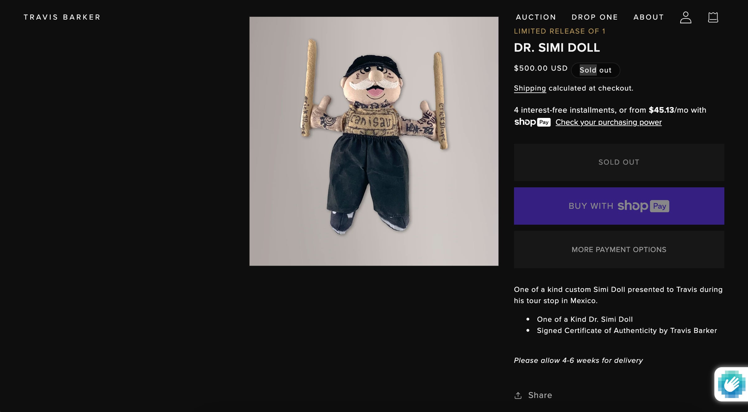 Travis Barker vende el muñeco Doctor Simi que le regalaron en México