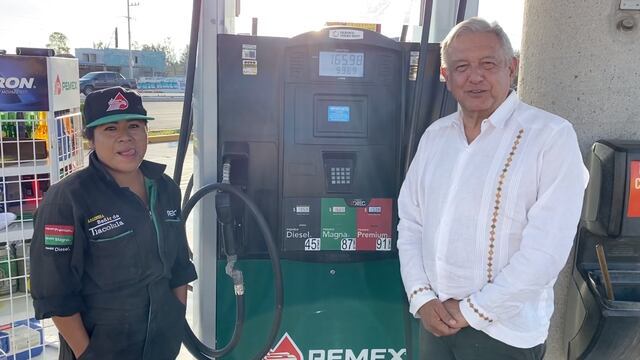 AMLO en una estación de servicio de Oaxaca
