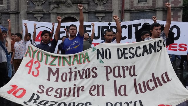 Marchan por el caso Ayotzinapa