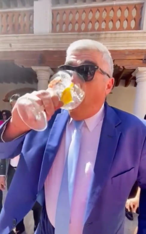 Hombre bebiendo de una copa