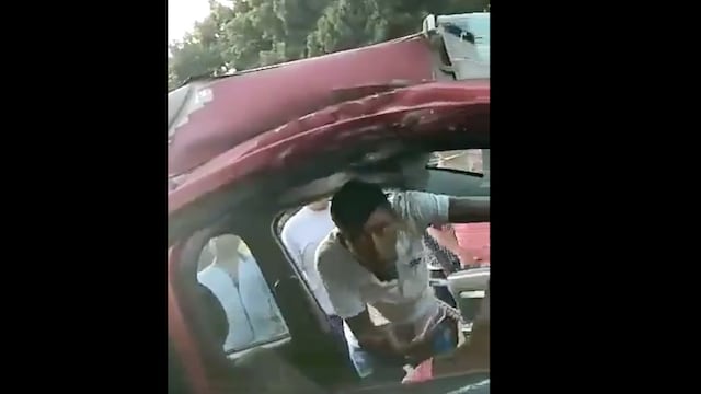 El ladrón tomó el celular a pesar de que al interior del auto permanecía lesionado el conductor.