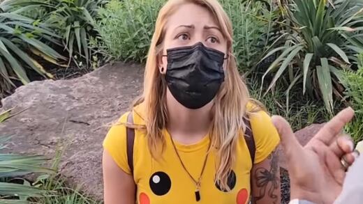 Six Flags: Expulsan a mamá autista por usar shorts "demasiado cortos"