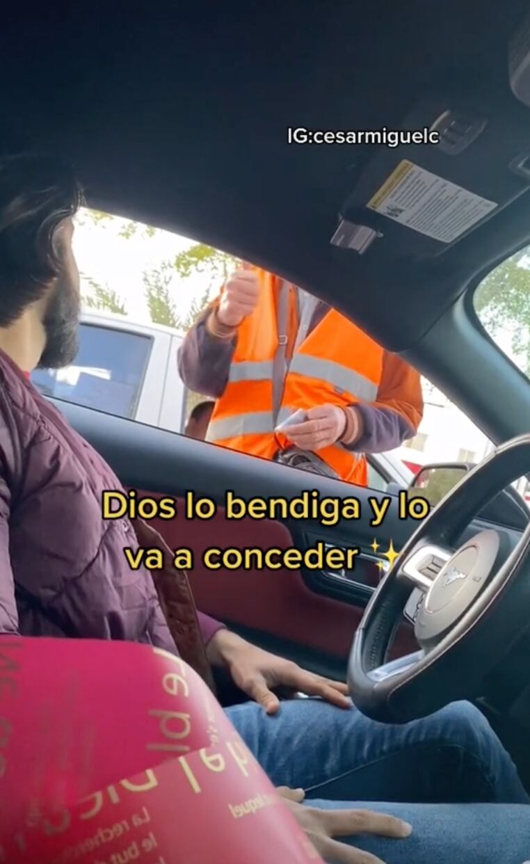 Adulto mayor vende todas sus rosas