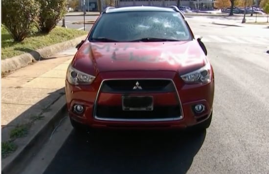 Carro rayado con mensaje para 'Mike'