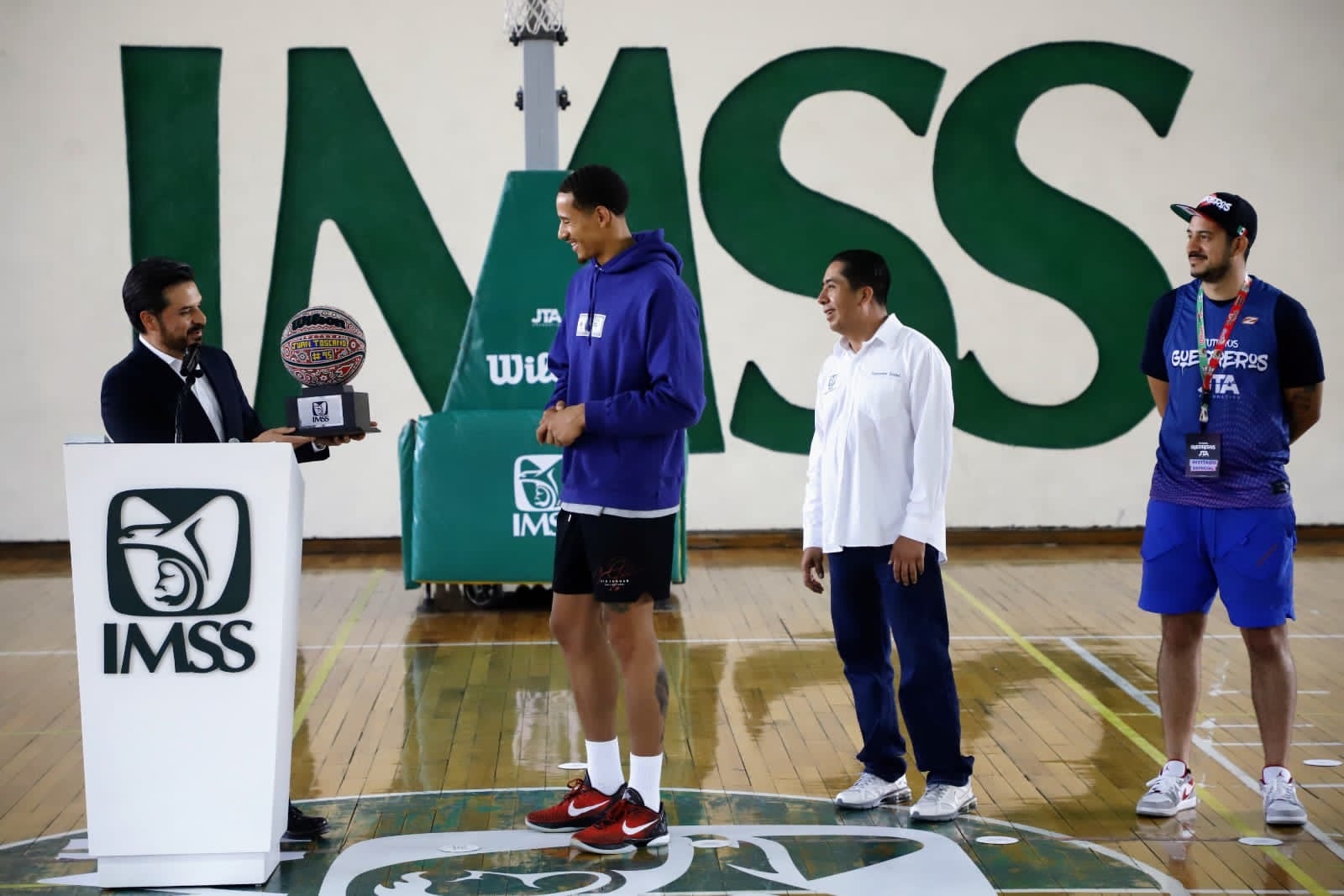 Juan Toscano y Zoe Robledo del IMSS impulsan el talento mexicano en el basquetbol