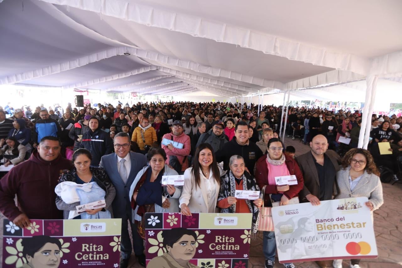 Gobierno federal entrega apoyos de la Beca Rita Cetina a estudiantes de Iztacalco
