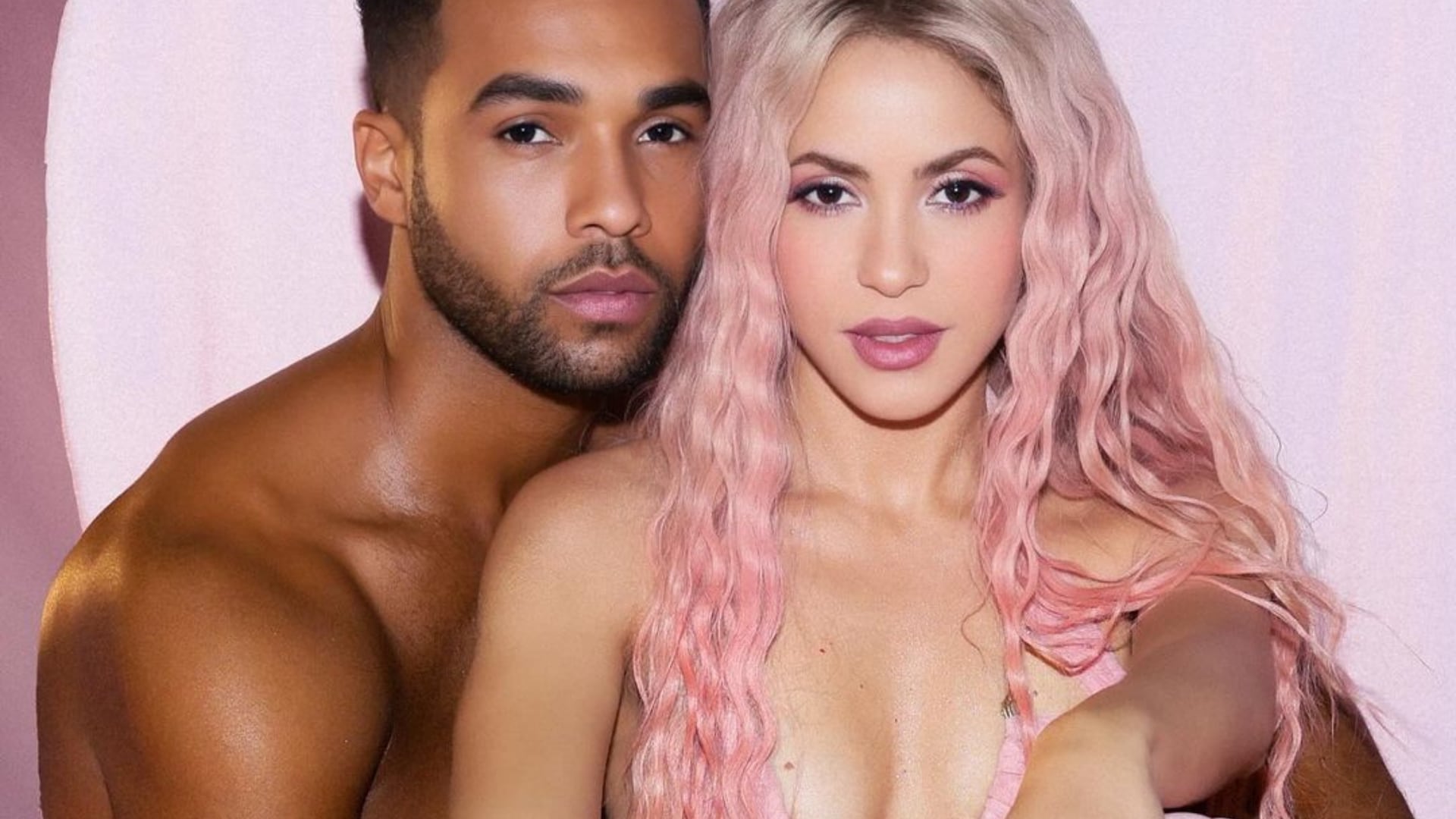 Él es Lucien Leon Laviscount el guapo actor británico que besa a Shakira en la promoción de ‘Puntería’