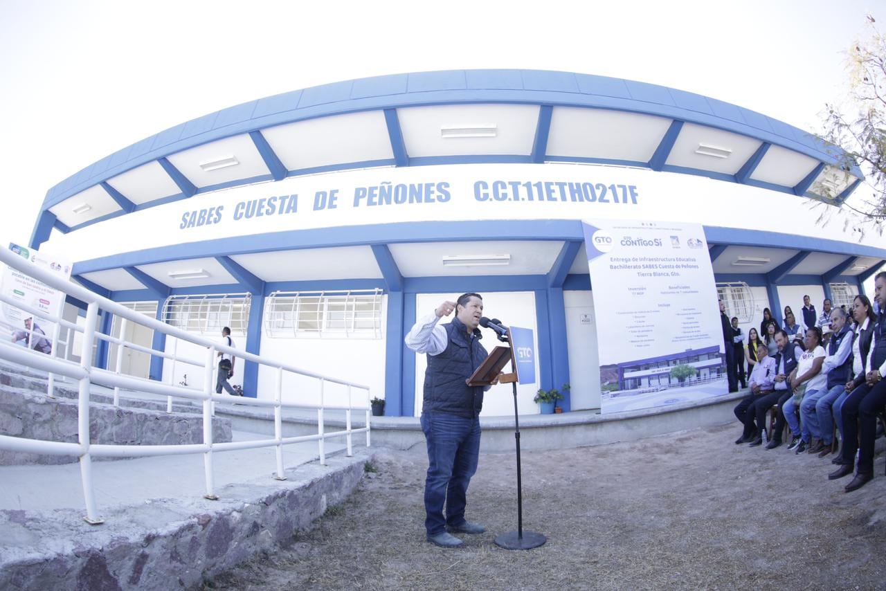 Diego Sinhue entrega edificio en SABES