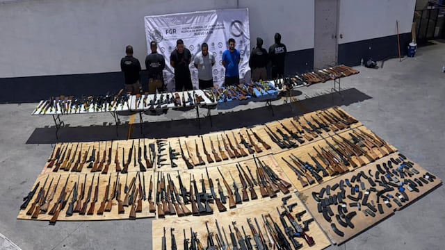 Harfuch reportó 3 detenidos por llevar un arsenal de Estados Unidos a grupos criminales en México.