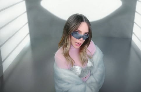 Belinda en el video oficial con BINI.
