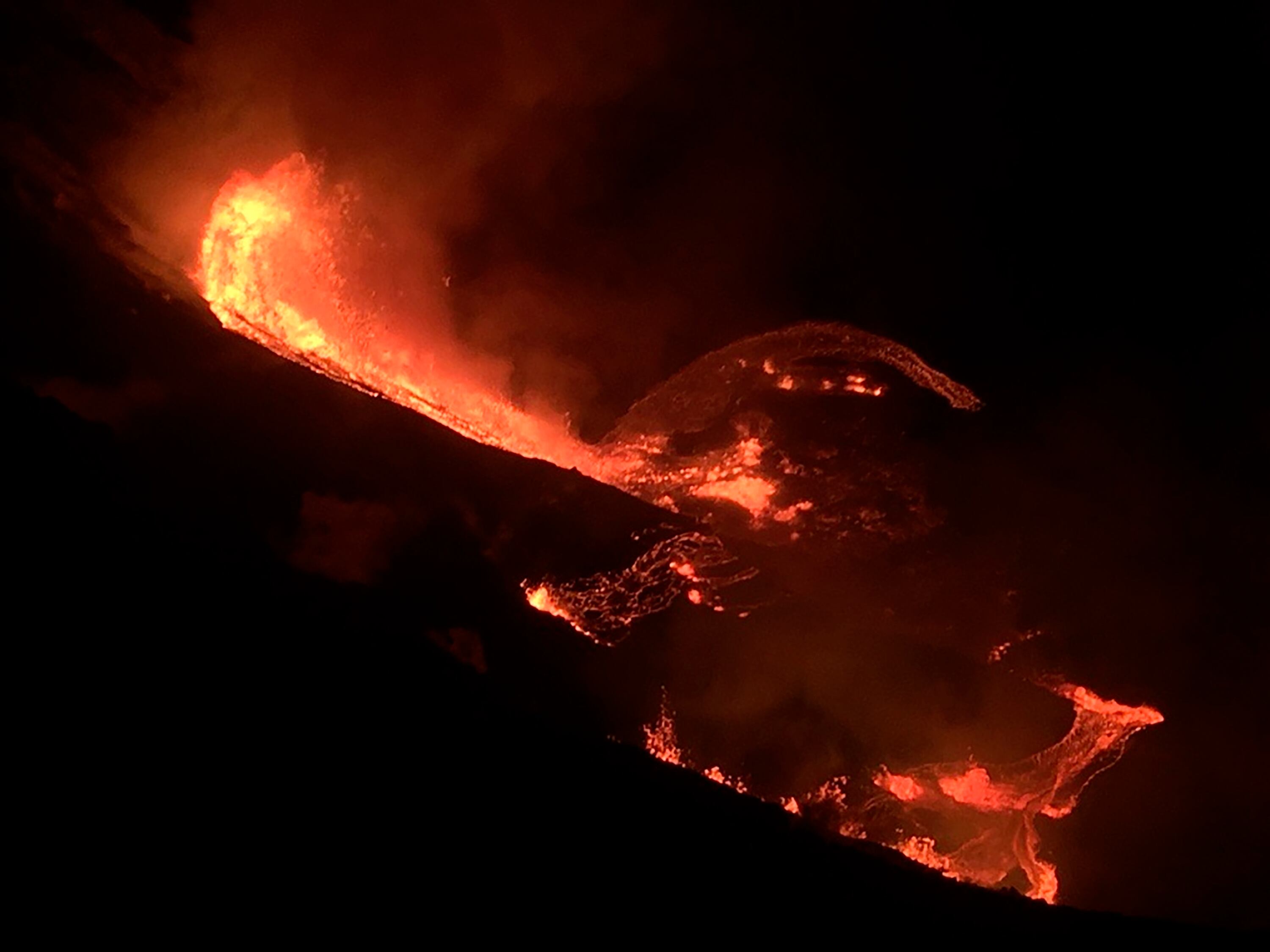 Lava saliendo del cráter Halema'uma'u del volcán Kilauea