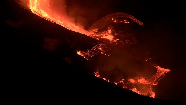 Lava saliendo del cráter Halema'uma'u del volcán Kilauea