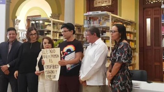 El escritor Yobaín Vázquez Bailón durante su protesta y premiación.