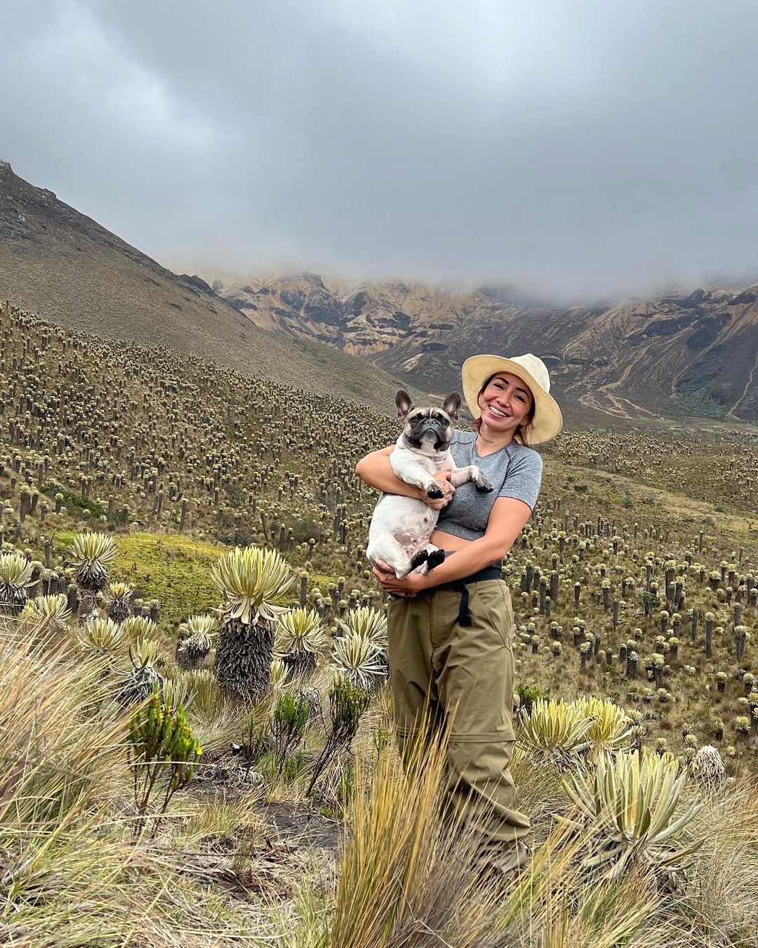 Luisa Fernanda con su perra Betsy.
