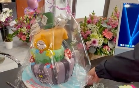 Sandra Cuevas presume sus regalos de su cumpleaños número 36/captura de video