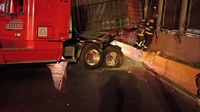 Tráiler en circuito interior  provoca caos vial