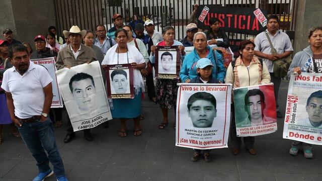 Padres de los 43 normalistas desaparecidos de Ayotzinapa
