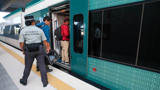 Turistas, principalmente nacionales, realizan sus recorridos en el Tren Maya