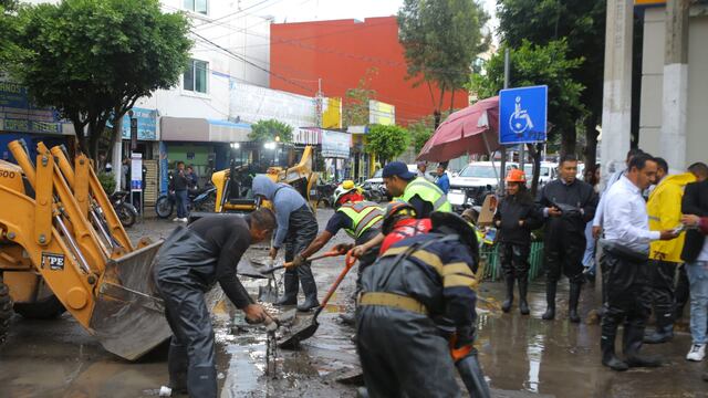 Trabajadores municipales de Ecatepec ayudan a la población tas lluvias