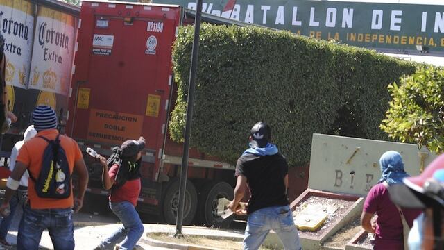 El lunes, intentaron ingresar al 27 Batallón de Infantería en Iguala. Foto/Cuartoscuro