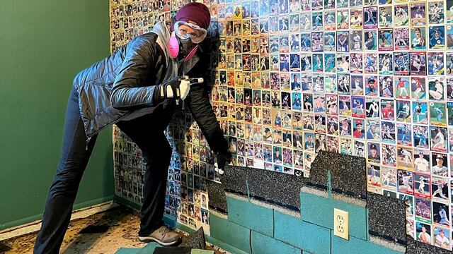 Encuentran más de mil tarjetas antiguas de beisbol pegadas en una pared