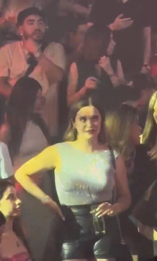 Mujer le hace caras a Yeri Mua en su show.