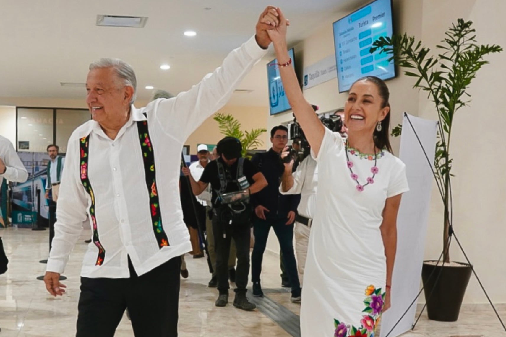AMLO y Claudia Sheinbaum califican de inédita la transición entre sus gobiernos; es “ordenada y fraterna”