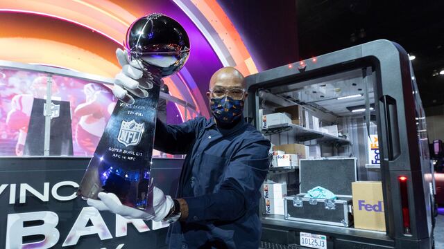 Torry Holt carga el trofeo Vince Lombardi, el cual se otorga al campeón del Super Bowl