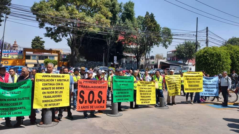 Trabajadores de Interjet a las afueras de la JFCA