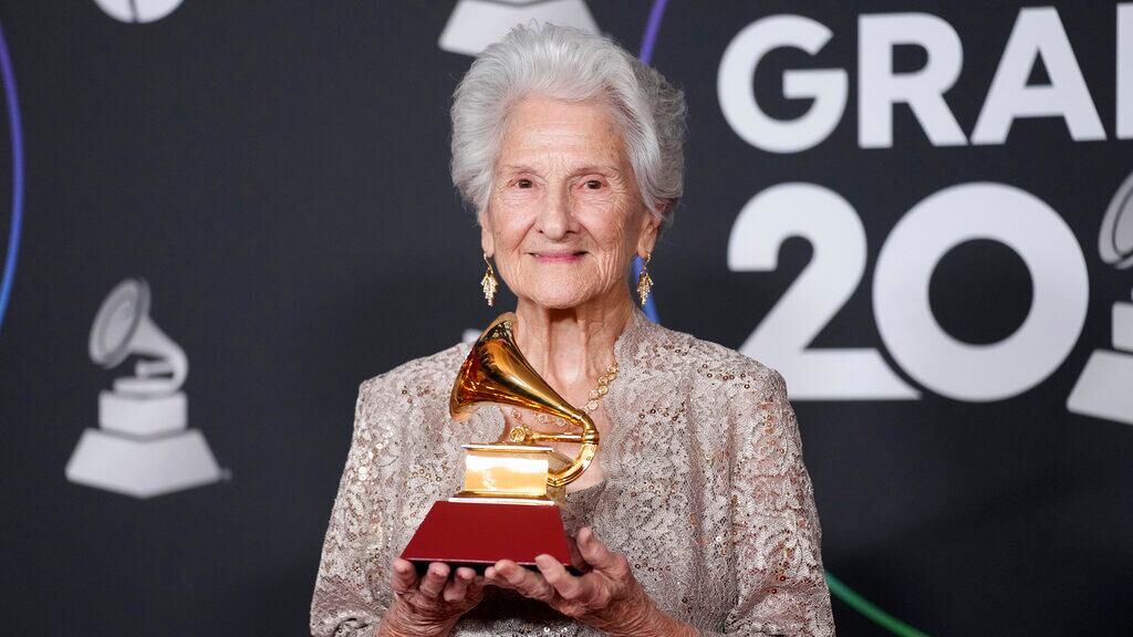 ¿Quién es Angela Álvarez, la cantautora cubana que ganó un Latin Grammy a los 95 años?