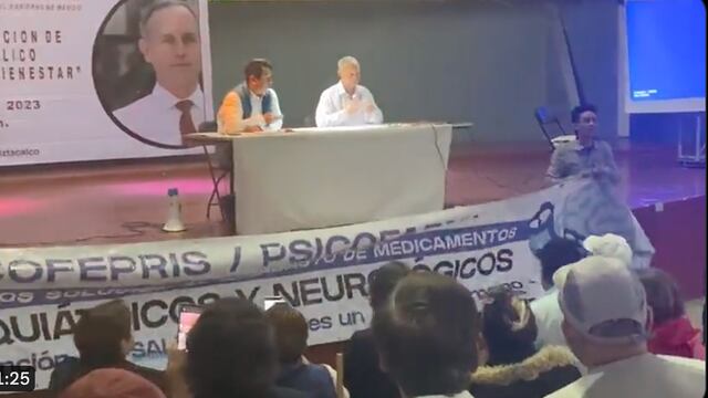Hugo López-Gatell. Interrumpen evento acusando desabasto de medicamento psiquiátrico