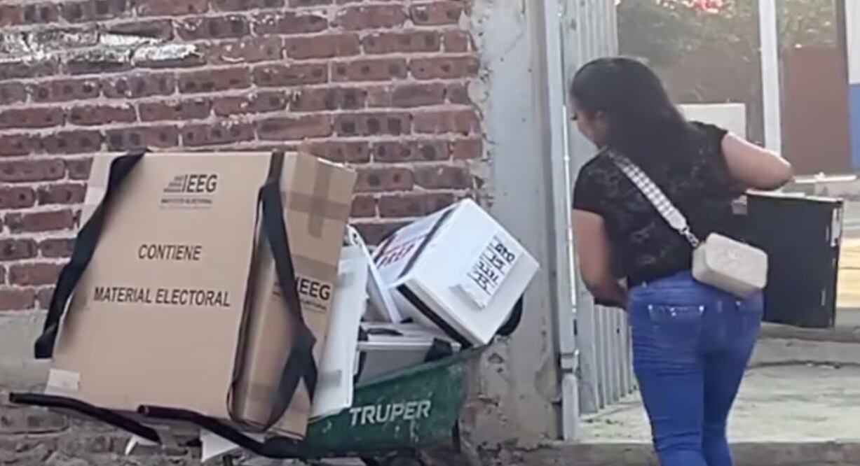 VIDEO: Funcionaria de casilla hasta se persigna y llega con material electoral en carretilla antes de arrancar las elecciones México 2024