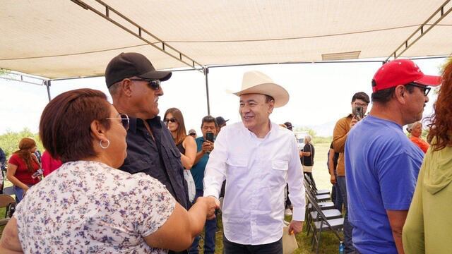 Alfonso Durazo entrega escrituras a 250 familias de Hermosillo