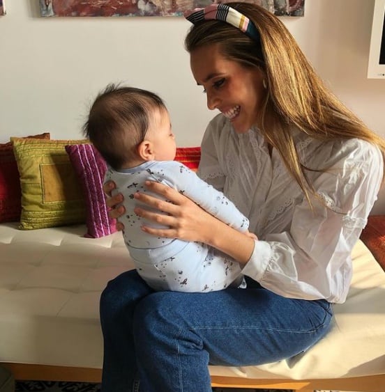 Ona Carbonell con su hijo