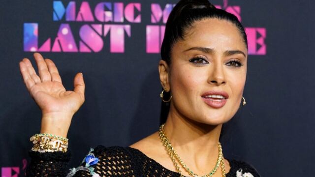 Salma Hayek en la premiere de Magic Mike's Last Dance con vestido transparente.