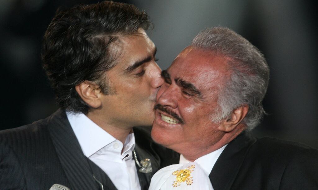 Alejandro Fernández junto a Vicente Fernández