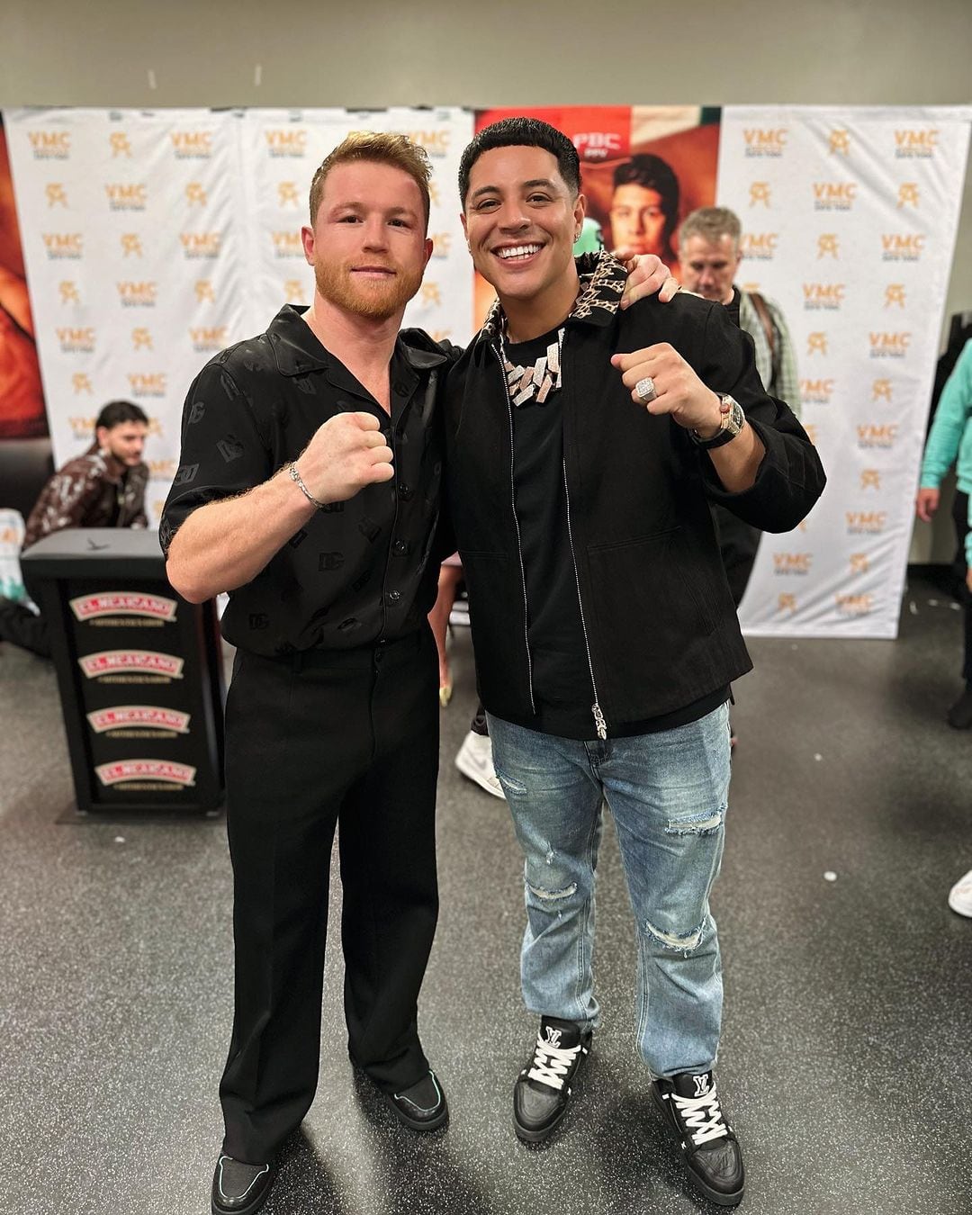 Eduin Caz con el Canelo Álvarez.