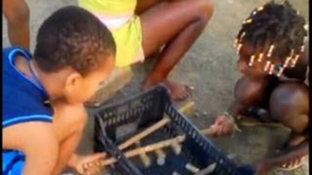 Un futbolito artesanal creado por un grupo de niños de Cabo Verde
